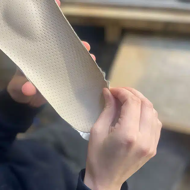 Orthopädie Peters Maßgefertigte Einlagen in 100 % Handarbeit für entlastete Füße 4 Maßgefertigte Einlagen in 100 % Handarbeit für entlastete Füße 4