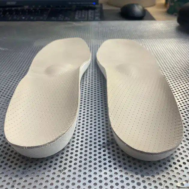 Orthopädie Peters Maßgefertigte Einlagen in 100 % Handarbeit für entlastete Füße 3 Maßgefertigte Einlagen in 100 % Handarbeit für entlastete Füße 3