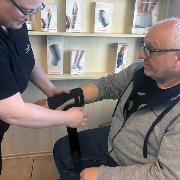 Orthopädie Peters Beim Orthopädieservice Peters steht der Mensch im Mittelpunkt. 1 Verkäuferin legt Bandage an