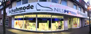 Orthopädie Peters Home 3 Die Ladenfront bei Nacht in Brunsbüttel
